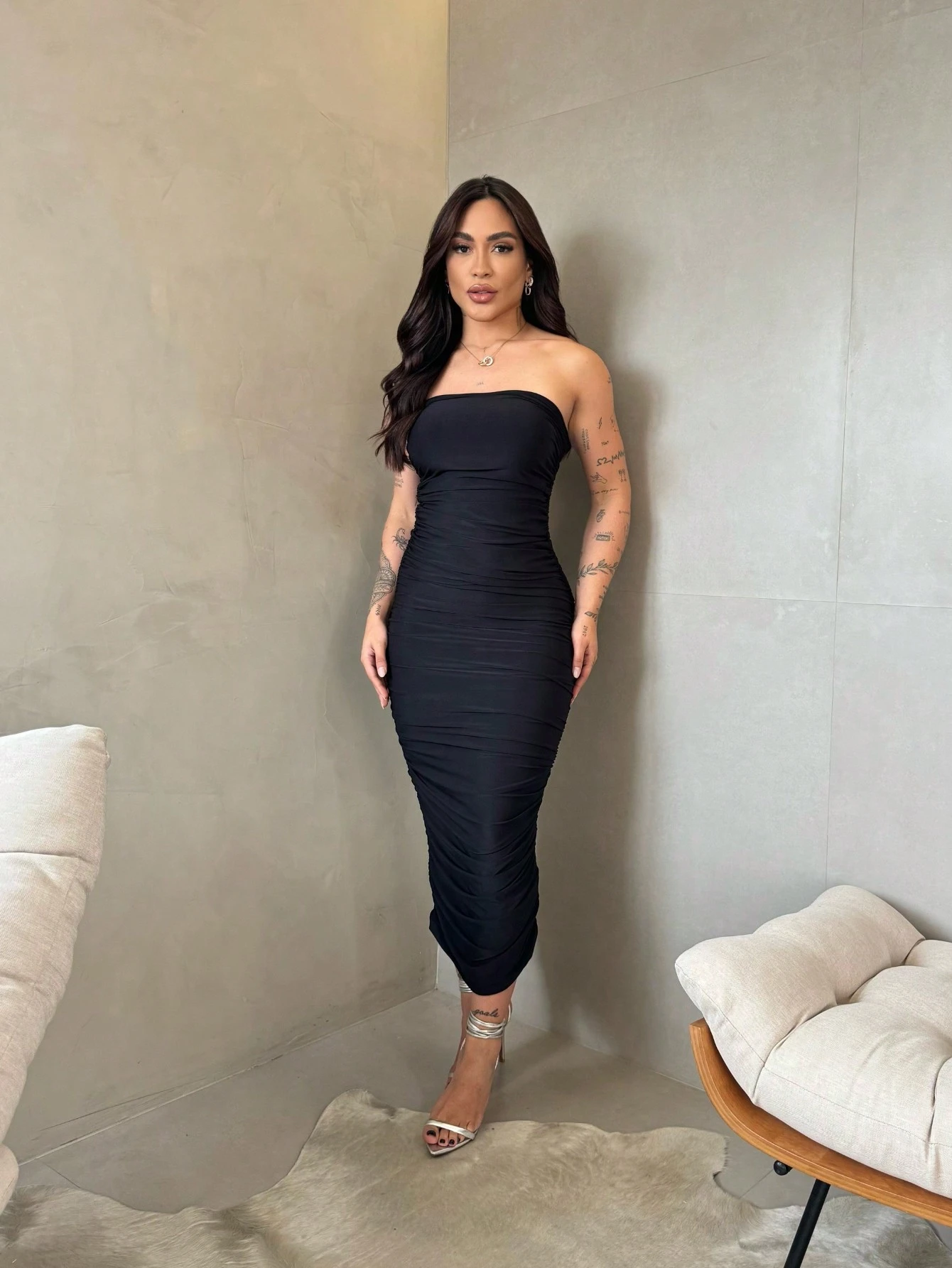 Vestido Midi Justo com Franzido Lateral