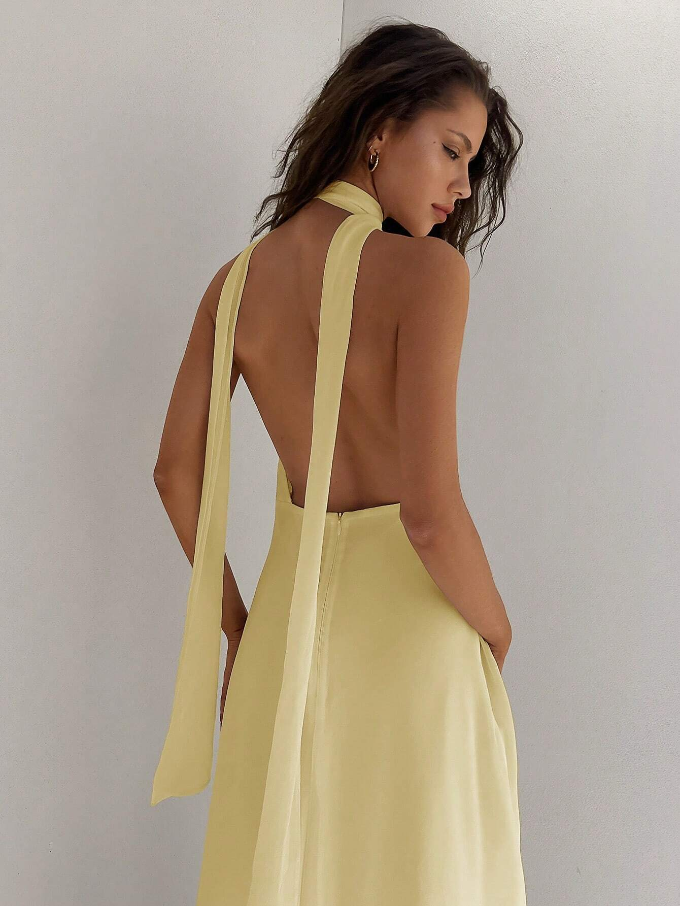 Vestido Longo Costa Nua – Decote Profundo em V